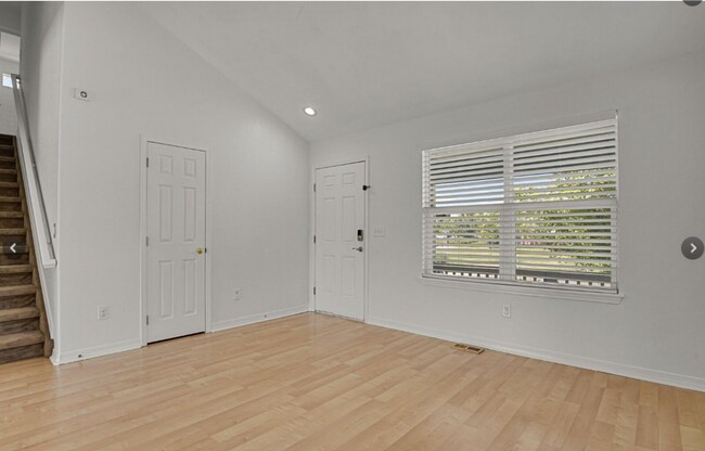 Building Photo - Long Realty & Property Management - Well Maintained 4 Bedroom Home in East Aurora