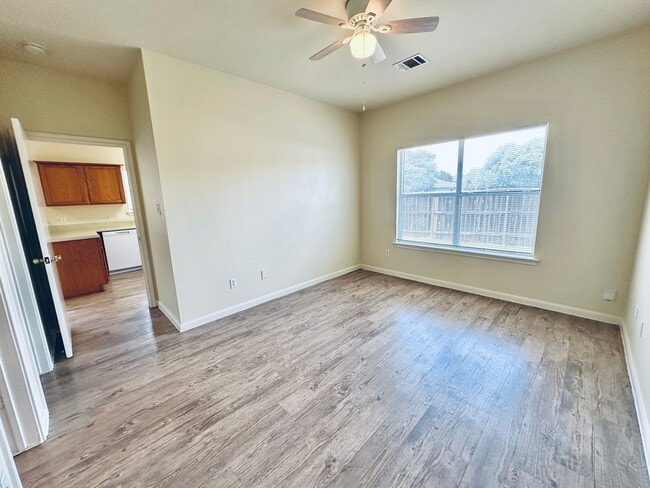 Building Photo - 2873 Southampton Way