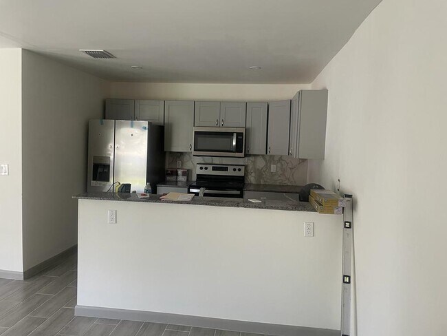Building Photo - 1121 NW 32nd St