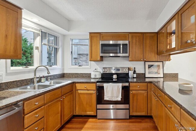 Building Photo - 677 E Lincoln St