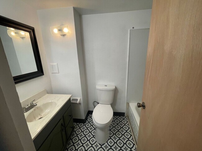 Building Photo - 3 Bedroom Condo