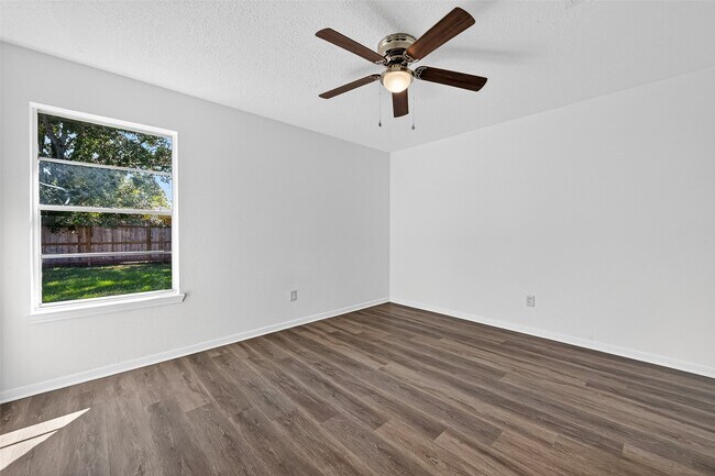 Building Photo - 4422 Wee Lassie Ln