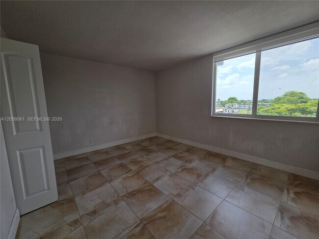 Building Photo - 9001 SW 77th Ave