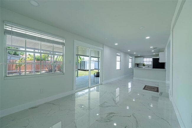 Building Photo - 921 NW 30th Ct