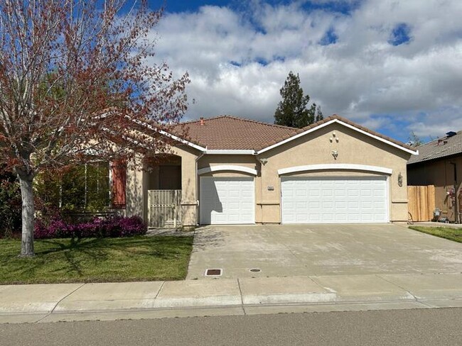 Building Photo - Weston Ranch 4 Bedroom 2.5 Bathroom Home