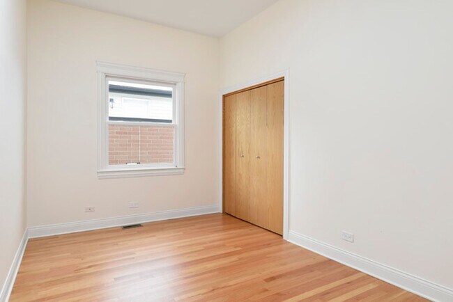 Building Photo - 4 Bedroom, 3 Bathroom Impressive Lincoln Park Duplex