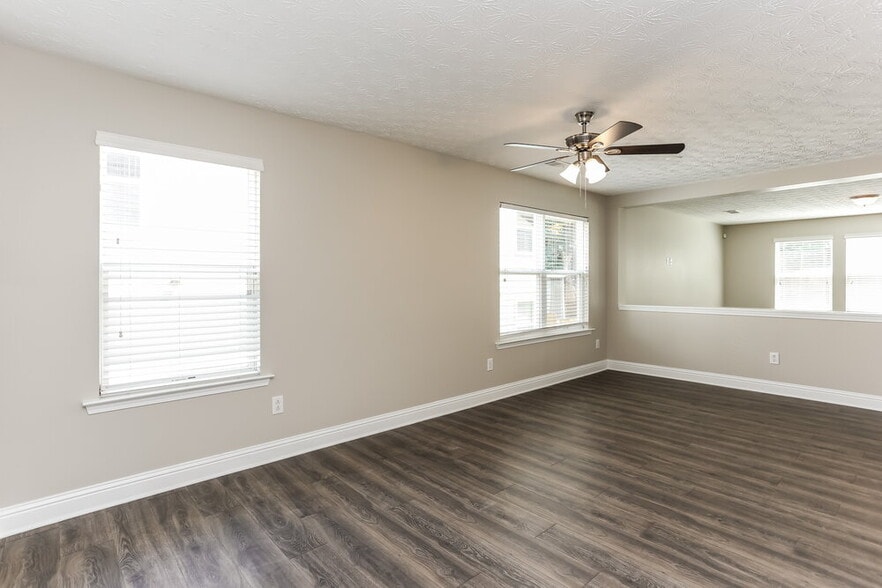 Building Photo - 2210 Valley Creek Dr