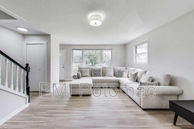 Building Photo - 3407 Floral St