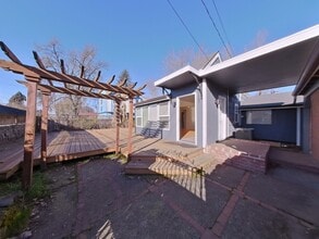 Building Photo - Updated 3Bed/2Bath Home - HUGE Backyard!