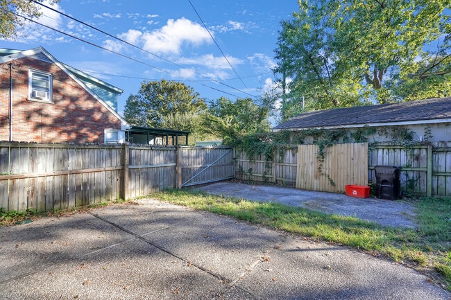Building Photo - Ashland Ave