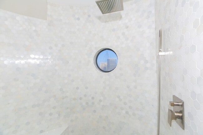 Building Photo - Canterbury Place - Fully renovated with hi...