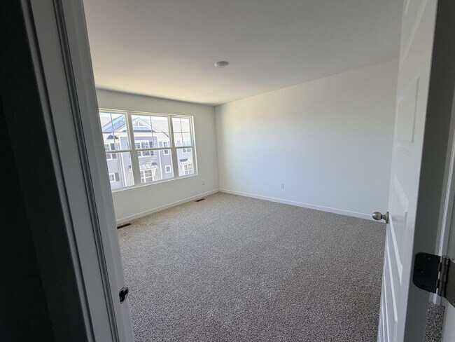 Building Photo - 563 Yosemite Wy