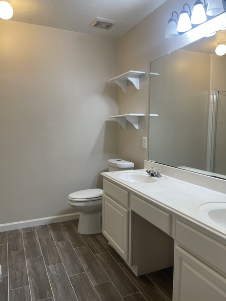 Master Bath - 21619 Long Castle Dr