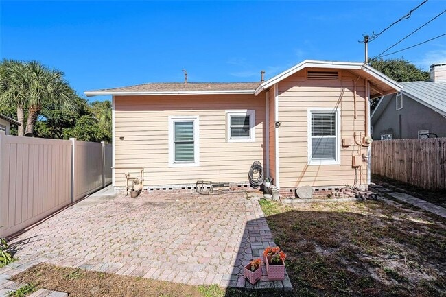 Building Photo - 2024 Oakdale Way