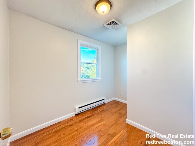 Building Photo - 74 Dunboy St