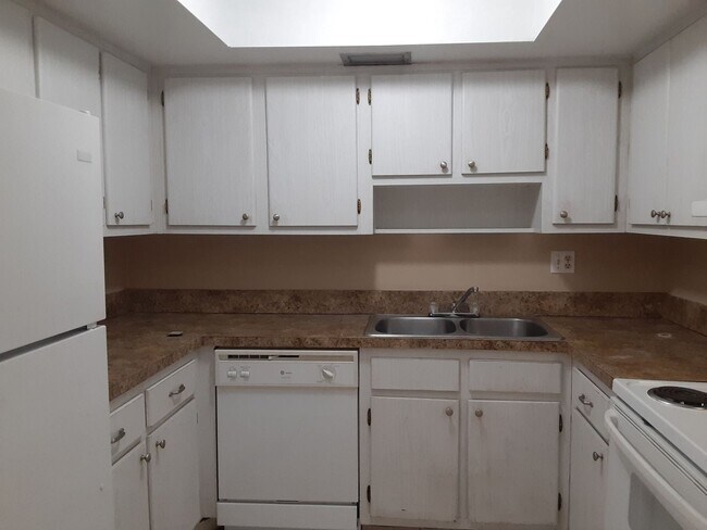 Building Photo - Green Tee - # 607