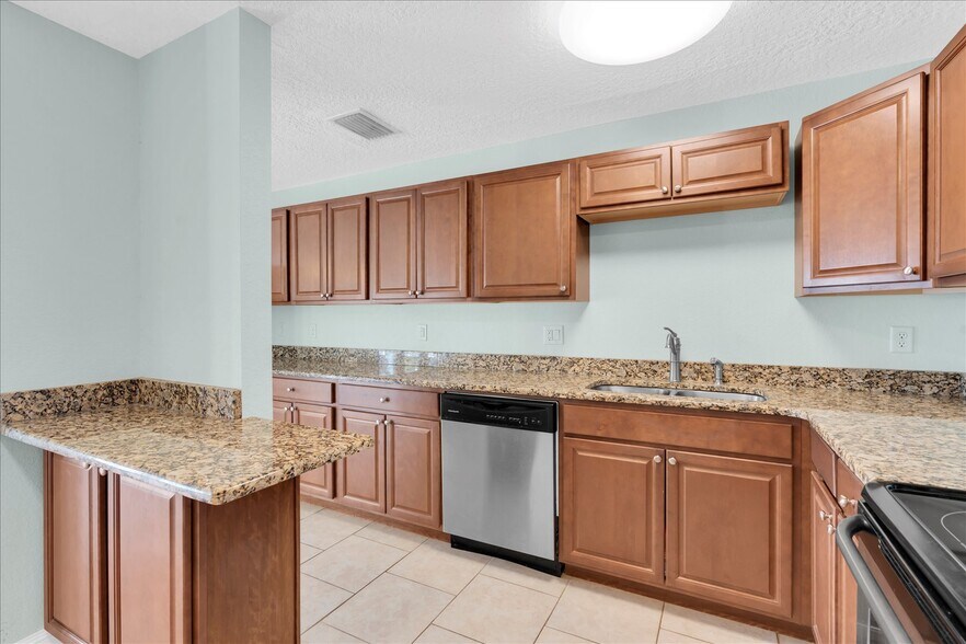 Building Photo - 4858 Coquina Key Dr SE