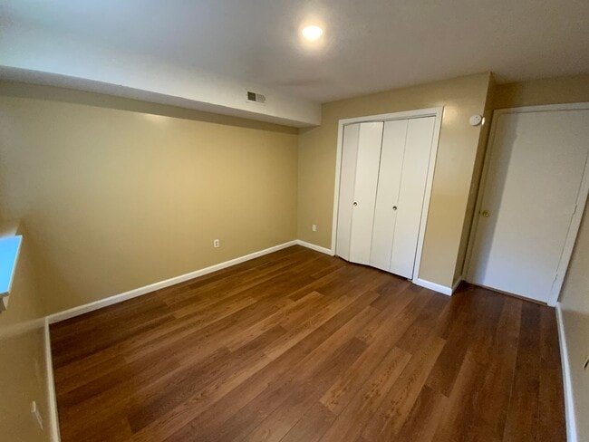 Building Photo - 3 Bedroom 1 Bathroom Apartment