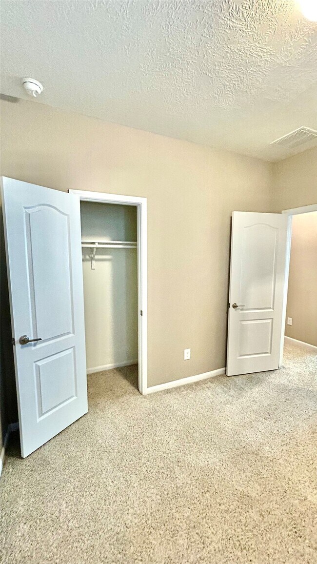 Building Photo - 2627 Hawthorn Park Ct