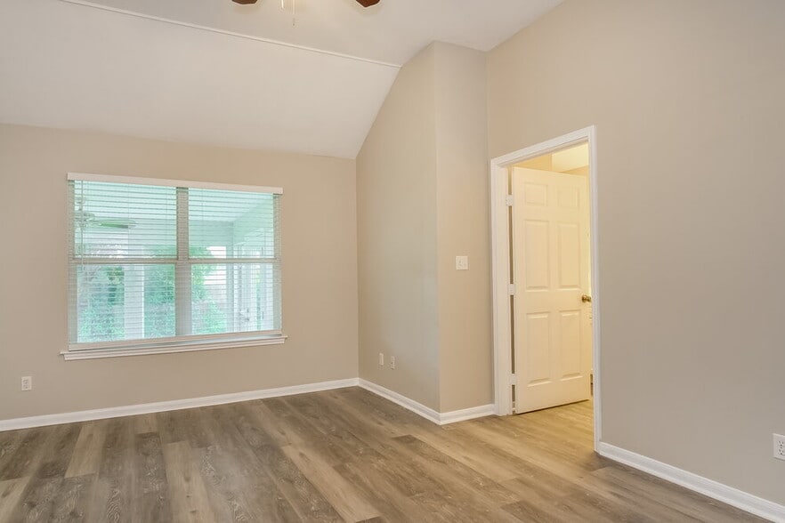 Building Photo - 200 Woodstone Dr