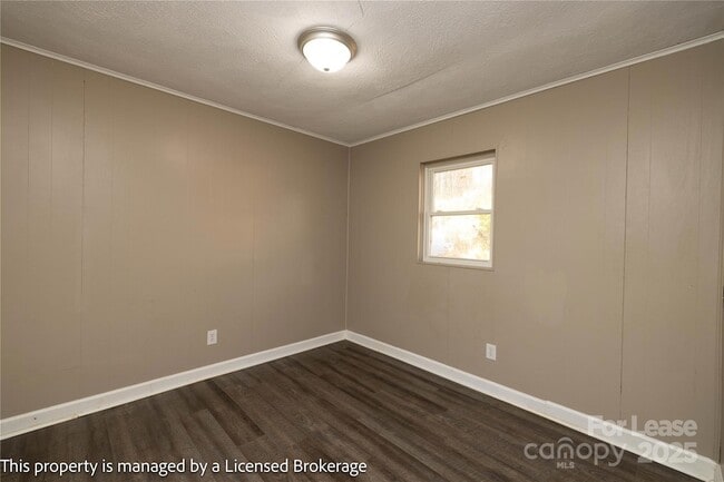 Building Photo - 213 Roslyn Rd