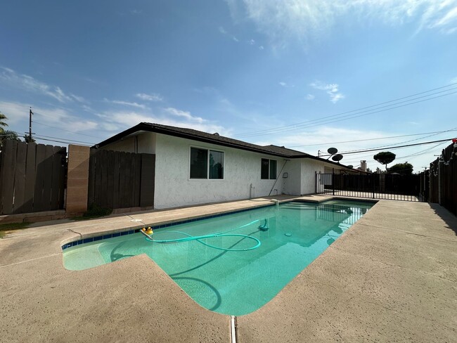 Building Photo - Beautiful Home with pool for Rent