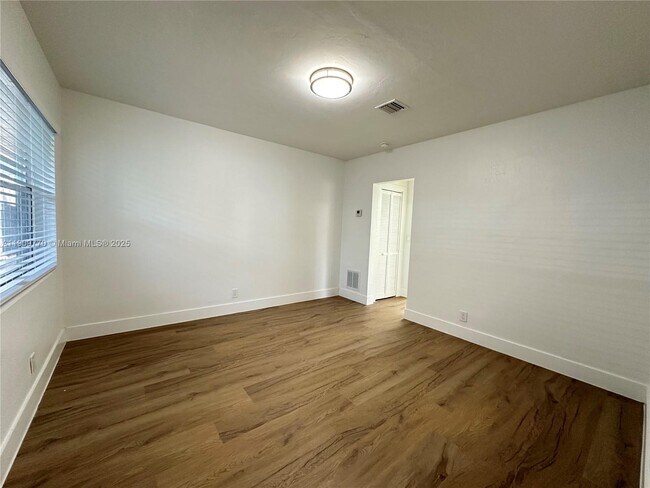 Building Photo - 4300 Sea Grape Dr