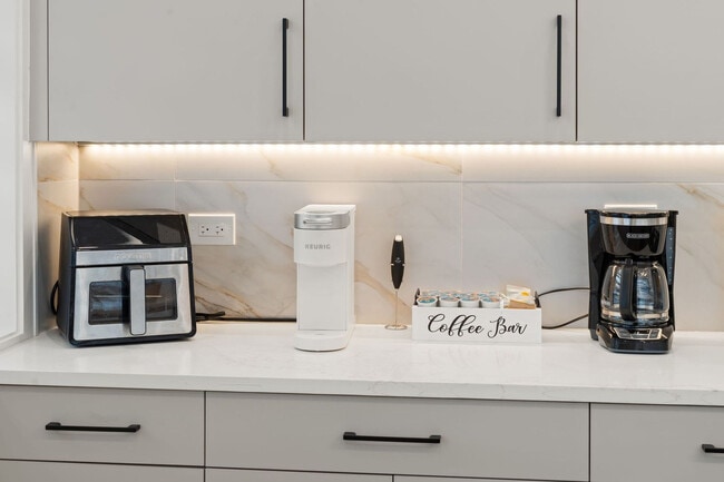 Building Photo - 801 S Western Ave