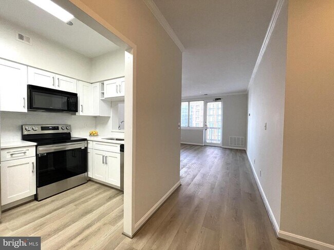Building Photo - 1805 Crystal Dr