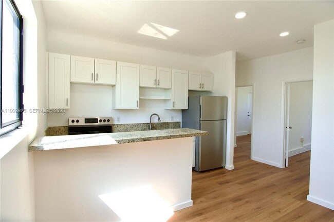 Building Photo - 337 SW 5th Ave