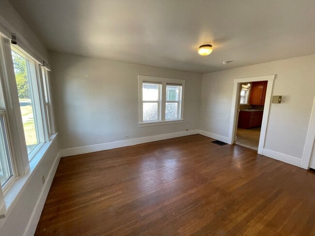 Building Photo - Charming Craftsman-Style Oversized 1 Bedro...