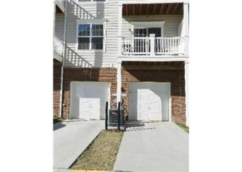 Garage Entrance - 42519 Highgate Ter