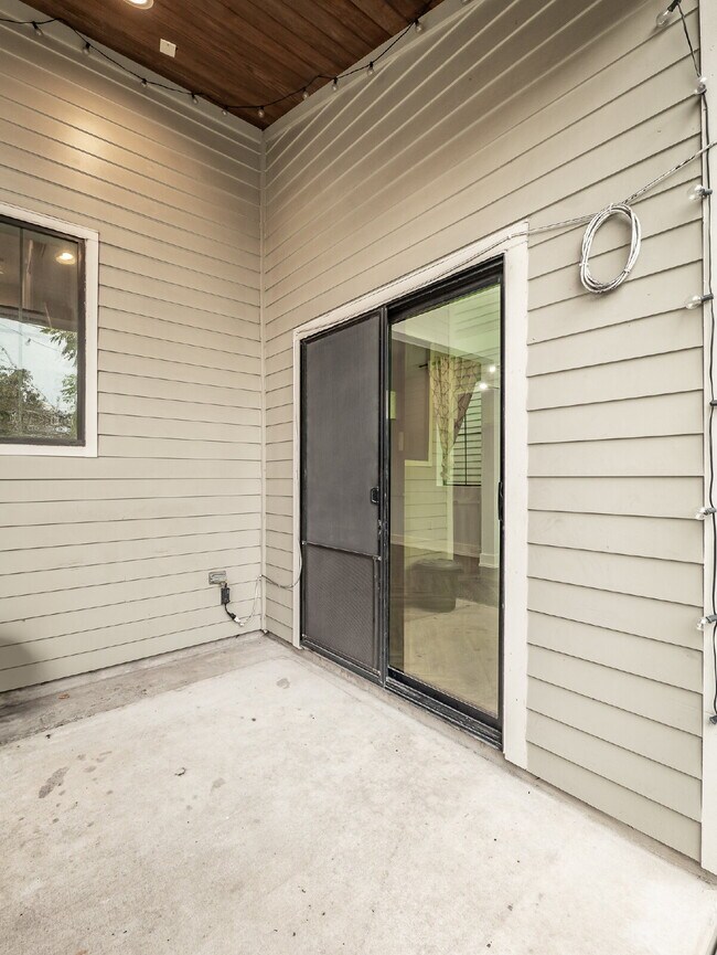 Building Photo - "Charming 4-Bed Houston Haven with Elegance on East 32nd Street!"