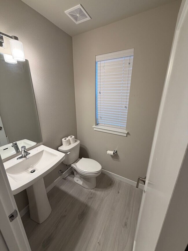 Building Photo - New Lynnwood Upscale Townhome For Rent!