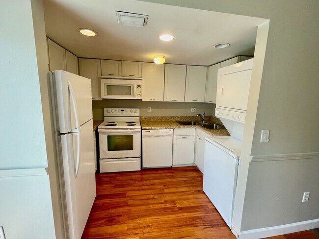 Building Photo - Charming 3-Bedroom, 2.5-Bath Townhome in Village Square Condominiums