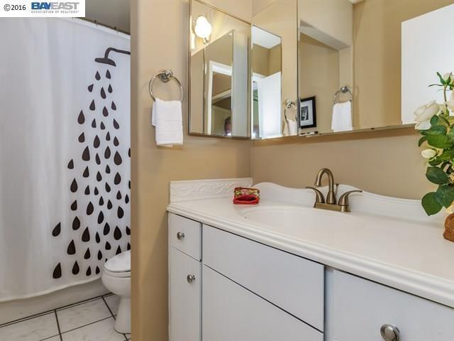 Building Photo - Park like end unit, move in condition with...