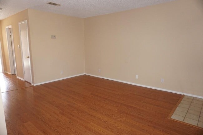 Building Photo - 500 E Riverside Dr