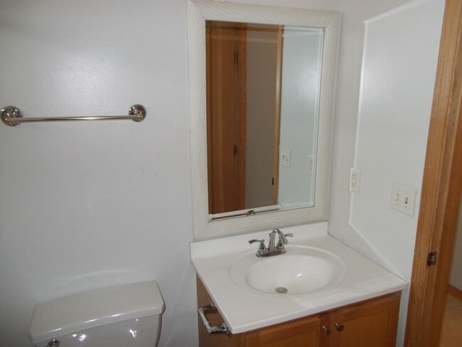 Building Photo - 3 Bedroom, 1 Bathroom Home.
