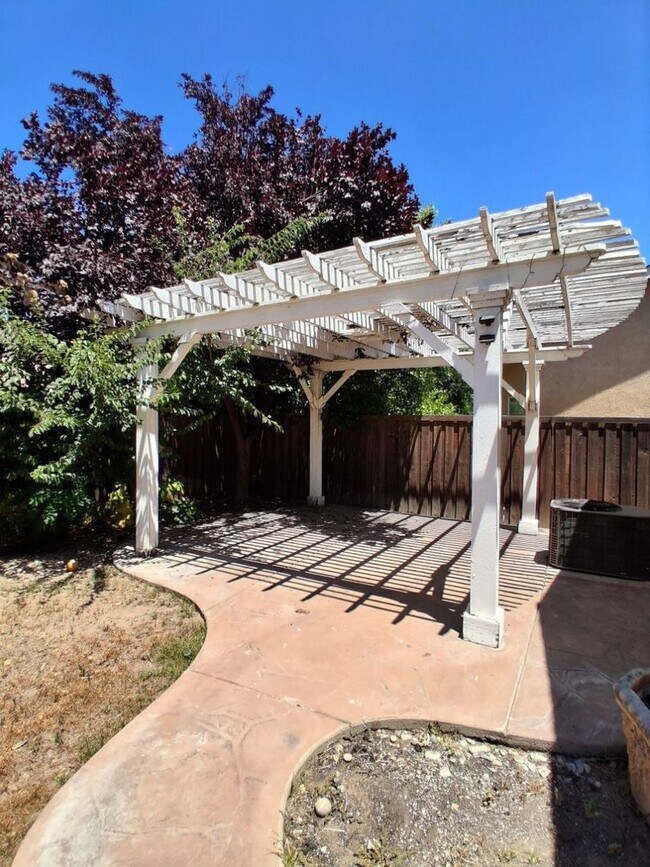 Building Photo - Desirable Clovis Single-Level Home: 3-bedroom, 2-bathroom