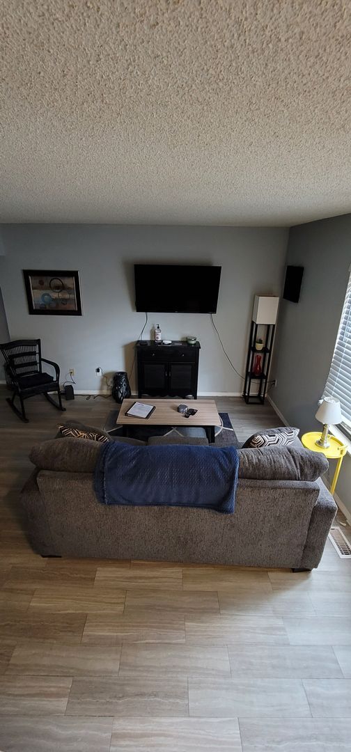 Building Photo - Charming Westside 2 Bedroom- pet friendly