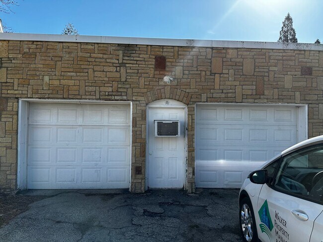 Building Photo - Pet Friendly 2 Bedroom in Delavan with Lar...