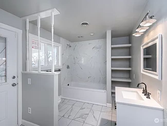 Building Photo - Charming 3 Bedroom Home