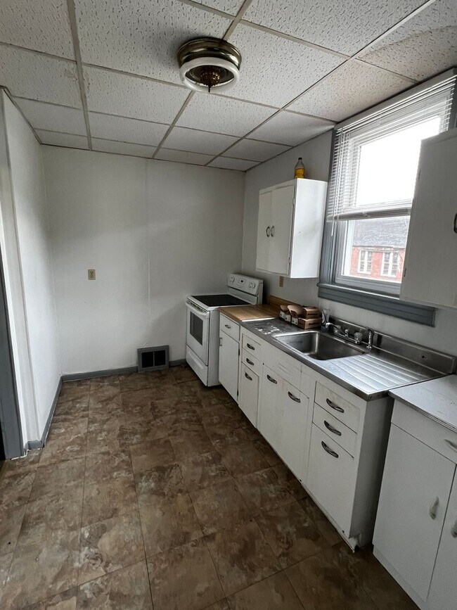 Building Photo - 21-23 Locust St