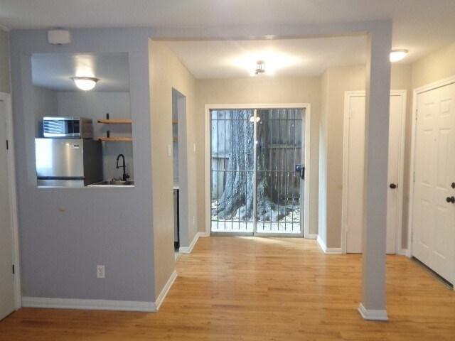 Building Photo - 2225 Mimosa Dr