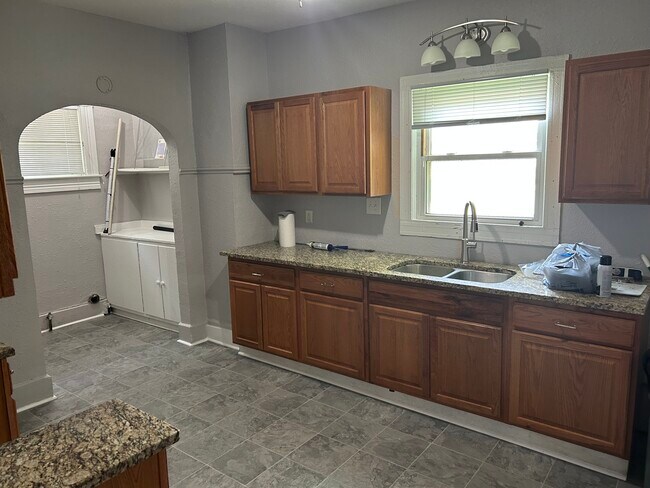 Building Photo - 921 N Hamilton Ave