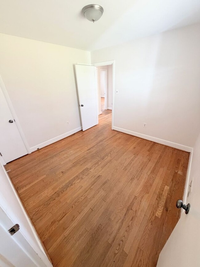 Building Photo - 4 Bedroom Home in Lynchburg