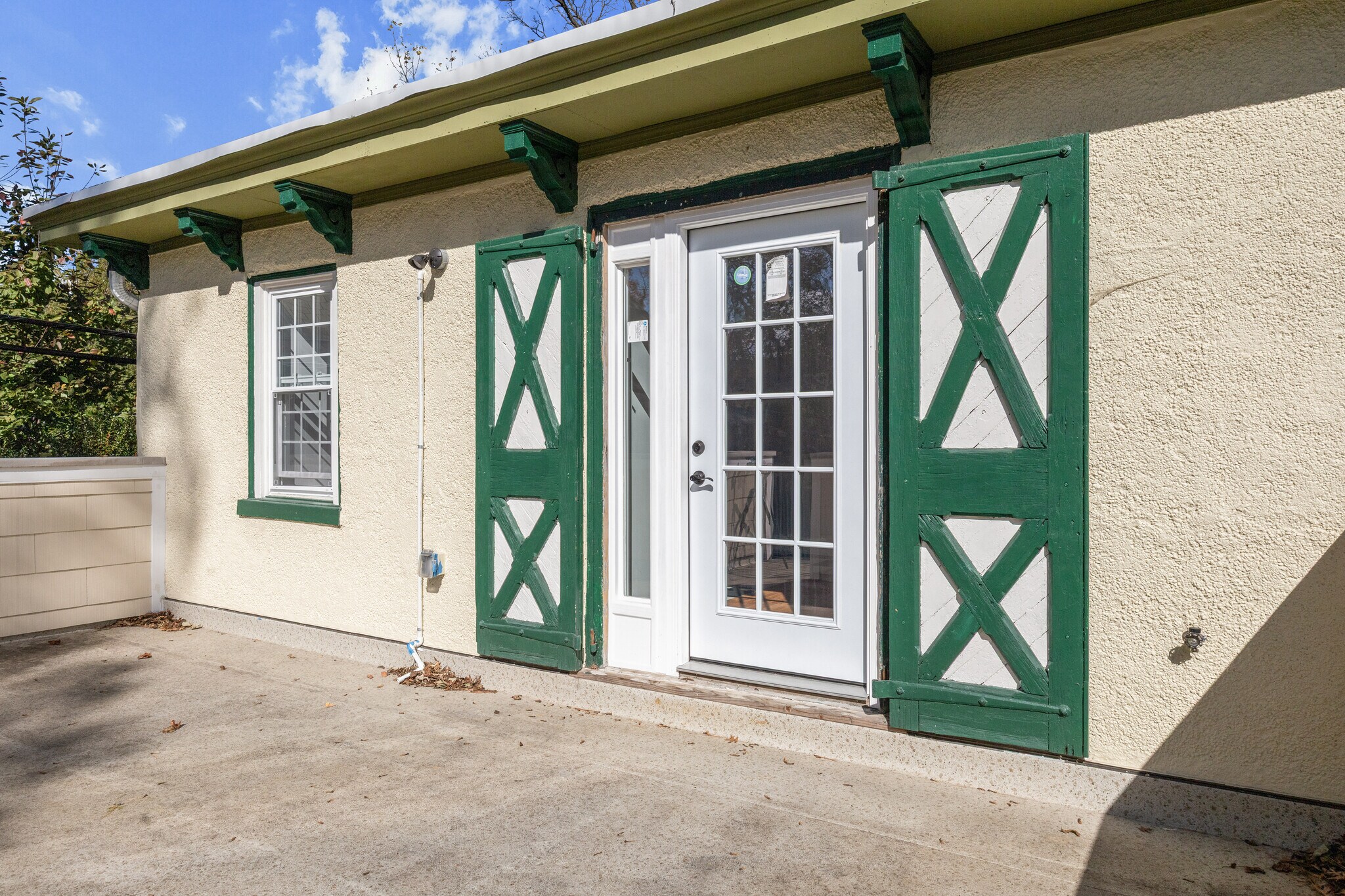 Building Photo - 131 W Walnut Ln