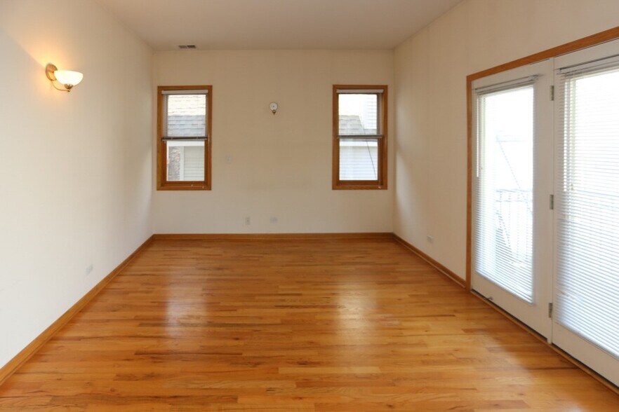 Building Photo - 824 W Buckingham Pl