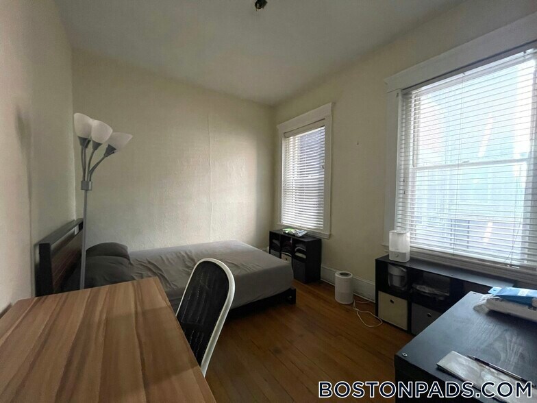 Building Photo - 463 Park Dr