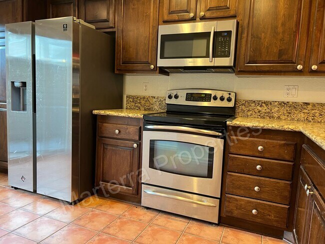 Building Photo - Beautiful 2 Bed/2.5 Bath Townhome